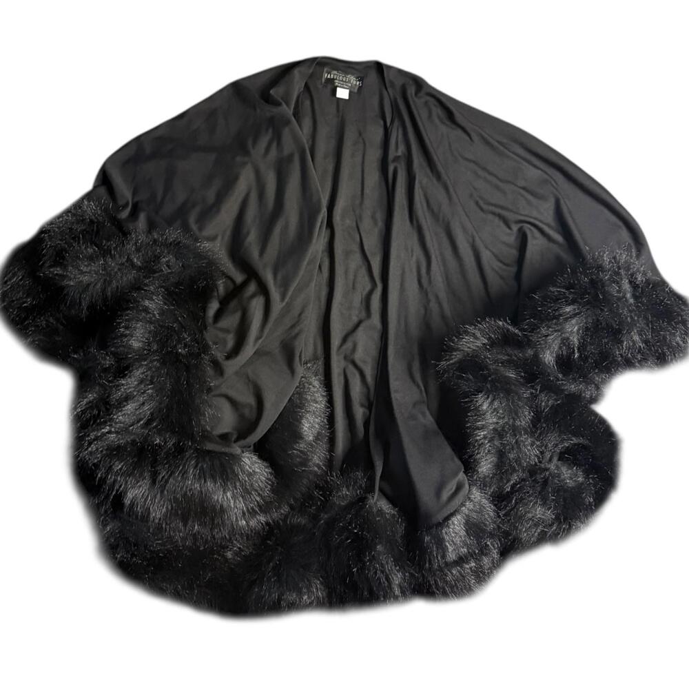 Vintage-Inspired Black Fur-Trim Shawl Cape